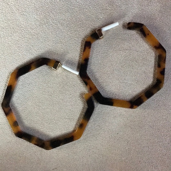 New! Acrylic Tortoise Shell Earring - Picture 3 of 5